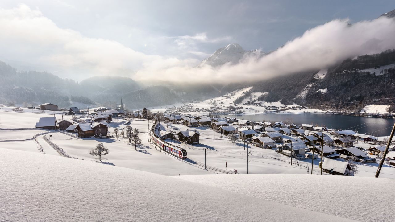 Train, Zentralbahn/ZB, Winter, Zentralschweiz, Lake